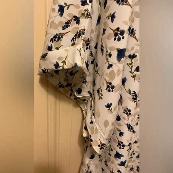 BloomChic Blue and Beige Floral Print Pullover Dolman Sleeve Top Size 22 - Picture 3 of 5